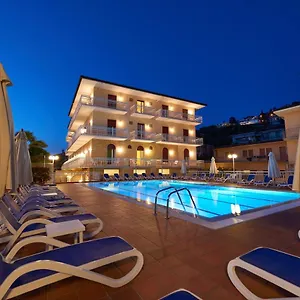 https://hotel-benacus-torri-del-benaco.hotelinveneto.com